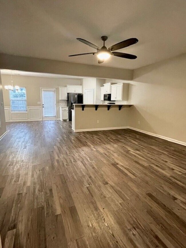 Foto del edificio - Spacious 3 bedroom Townhome now available for May 1 move in!