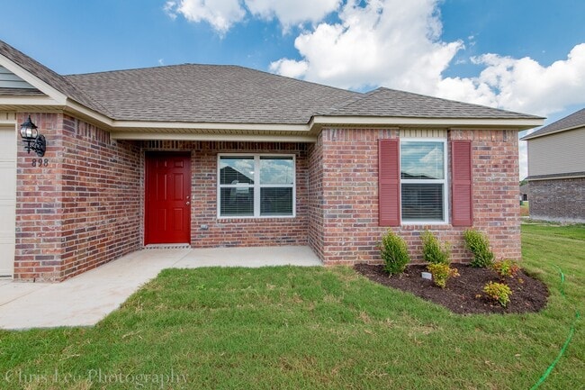 Building Photo - 4BR Home w/Fenced Yard