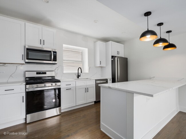 Foto del edificio - 2223 W Addison St
