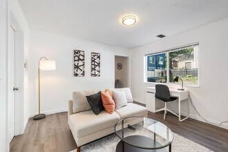 Building Photo - 612 S 18th St