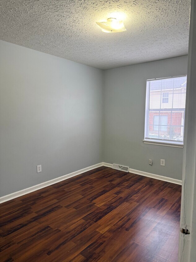 Foto del edificio - 15 Ferguson Dr