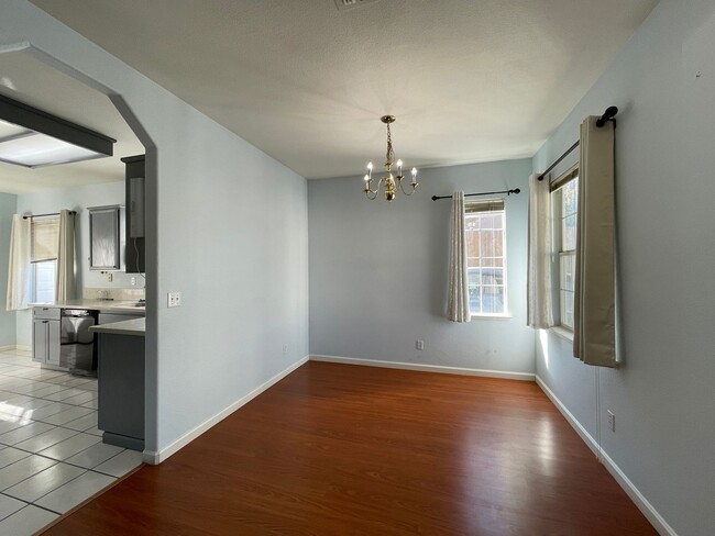 Foto del edificio - Awesome Sacramento 4 bd/2.5 bath home