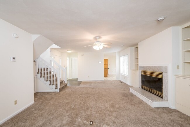 Building Photo - 3 BEDROOM 2.5 BATH DUPLEX NEAR MILITARY BASES