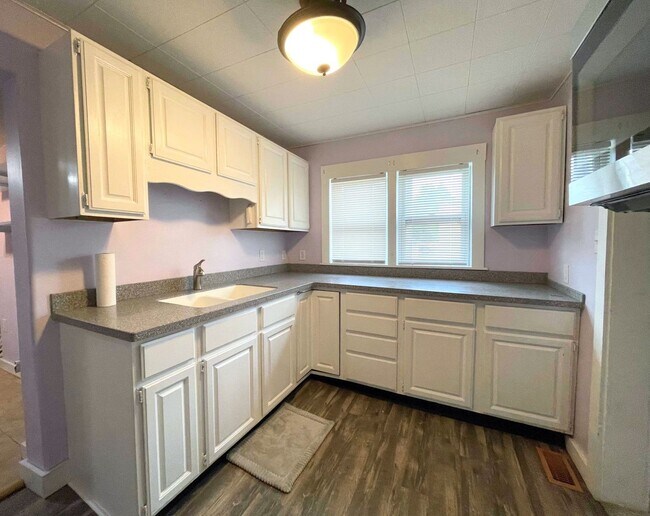 Building Photo - Nice 2 Bedroom 1 Bath Home