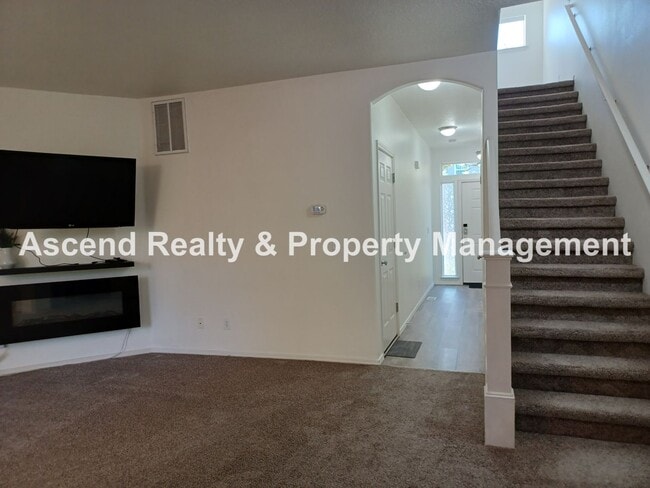 Building Photo - 3 Bed Townhome 1 Car Garage Backs to Green...