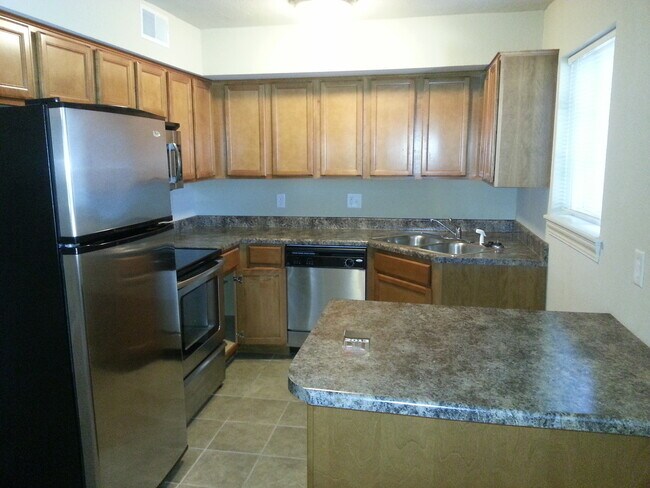 Foto del edificio - 2 bedroom, 1 bath condo near west side campus in University Heights