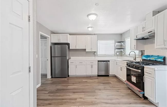 Building Photo - 211 W Buena Vista St