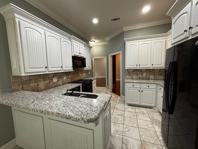 Building Photo - 990 Clubhouse Dr