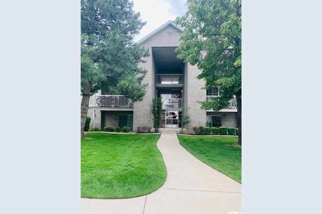 Foto del edificio - 3 Bedroom Top Floor Orem Condo w Awesome Amenities!