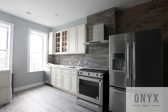 Building Photo - 60-30 Putnam Ave