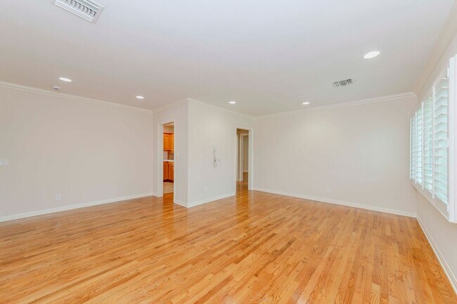 Foto del edificio - 2740 Burkshire Ave