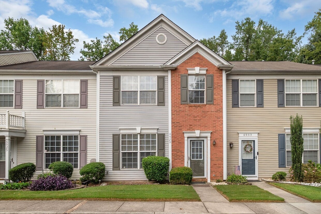 Primary Photo - Spacious Townhome in Prime South Charlotte...