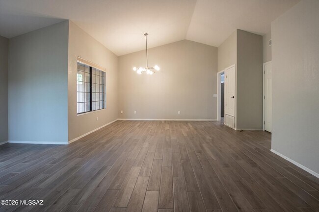 Foto del edificio - 321 E Fieldcrest Ln