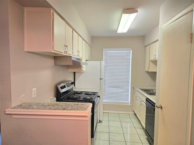 Foto del edificio - 6200 Ranchester Dr