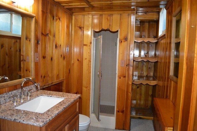 Building Photo - 1901 E Hillcrest Ave