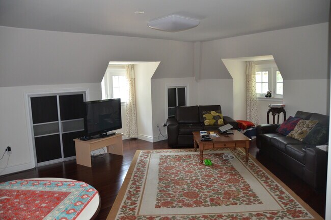 Sitting Room 1 - 443 Broadview Av