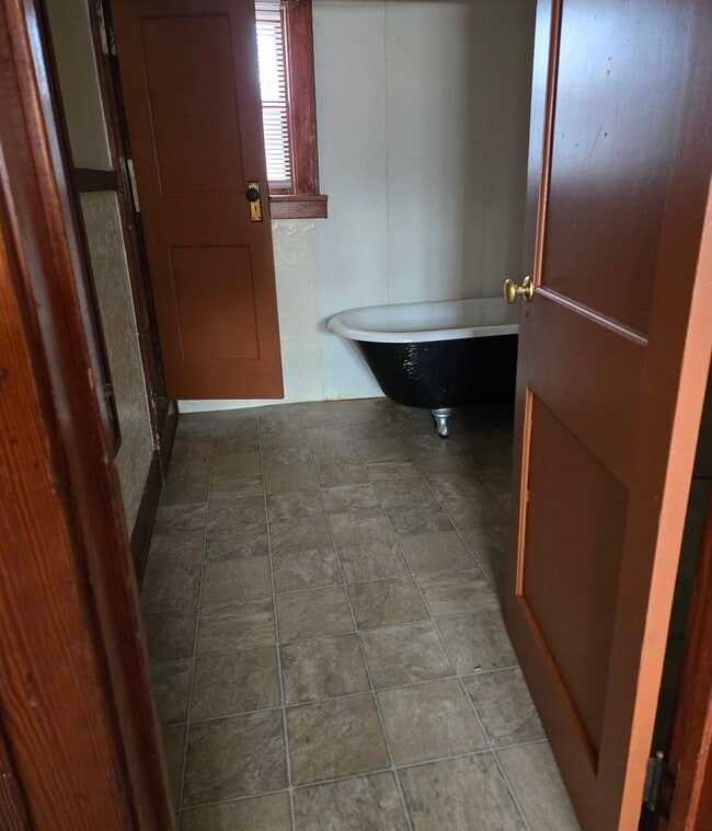 Foto del edificio - 1829 Norman Ave