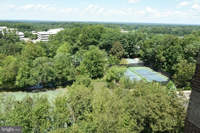Foto del edificio - 8380 Greensboro Dr