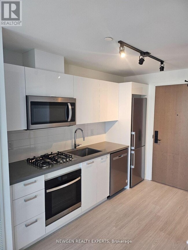 Building Photo - 195 McCaul St