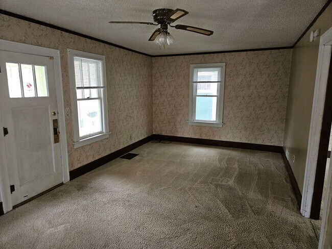 Building Photo - 3 bedroom 1 bath house
