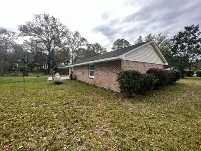 Building Photo - Three Bedroom in Ridgeland
