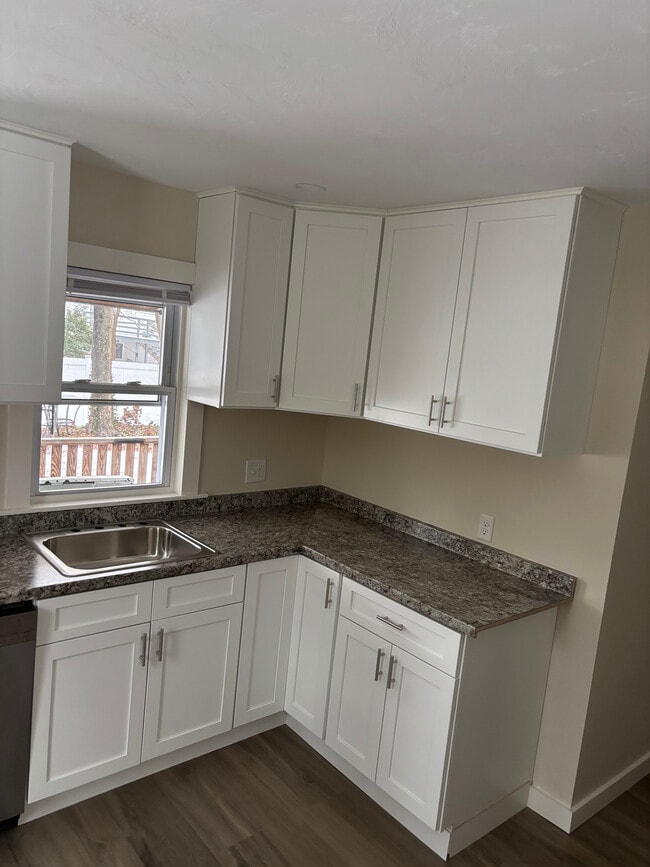 Building Photo - 13 Courtland Dr