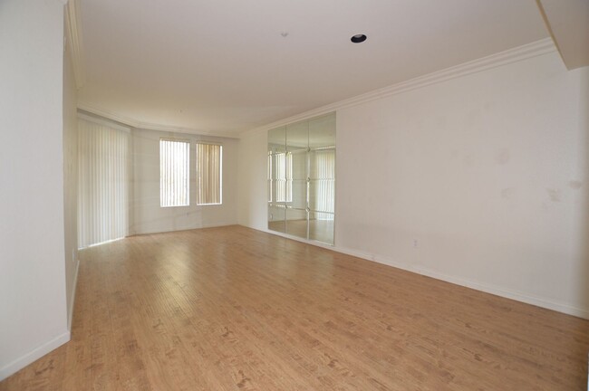 Building Photo - Meridian Unfurnished 2 Bed | 2 Bath Top Fl...