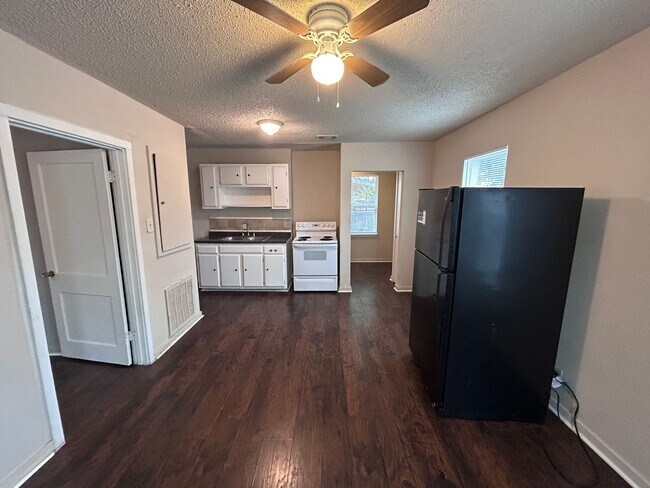 Building Photo - Coming SOON! 2 Bedroom 1 Bath Unit Near Th...
