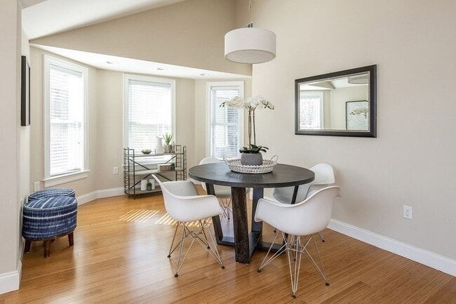 Foto del edificio - 82 Pearson Ave