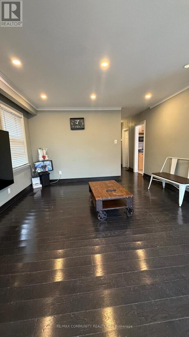 Photo du bâtiment - 591 Harmony Rd S