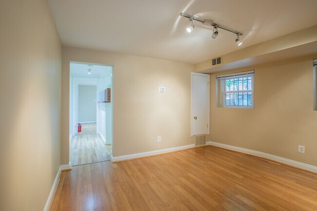 Foto del edificio - Lovely 1 BR/1 BA Condo in Dupont Circle!