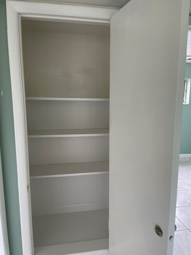 Armario de pasillo - 140 Minna Ln