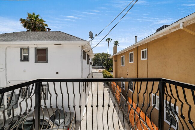 Foto del edificio - 809 N Heliotrope Dr