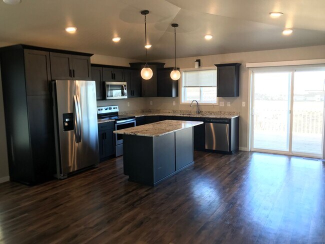 Building Photo - 4 Bed 2 Bath Single Family Home