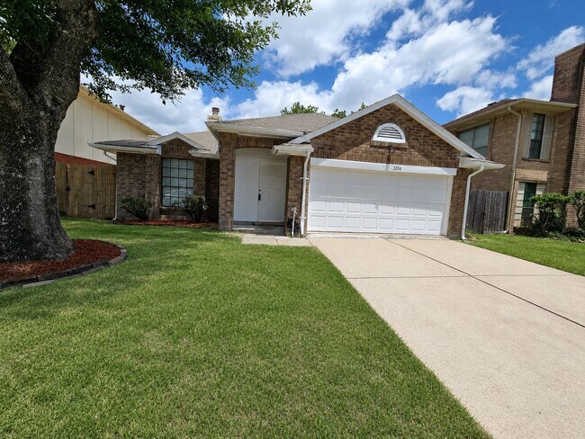 Building Photo - 2034 Village Park Dr