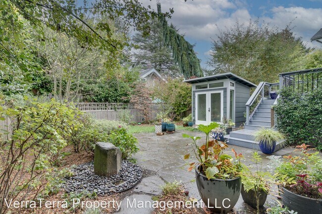 Building Photo - 4 br, 3.5 bath House - 2518 East McGraw St...