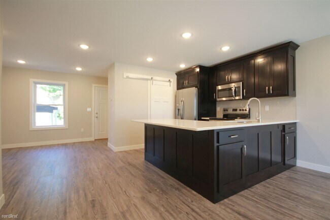 Building Photo - 3 br, 2.5 bath Townhome - Whistle Stop Tow...