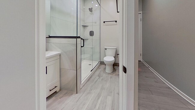 Building Photo - Recently Updated Raised First Floor East Lakeview One Bedroom