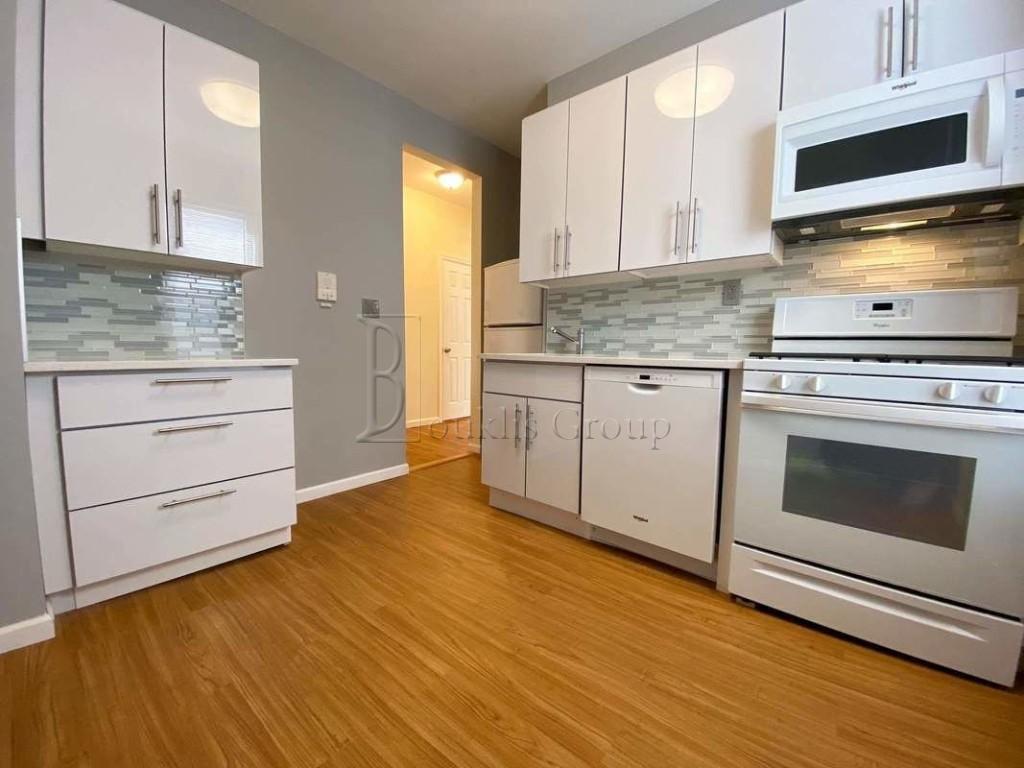 Foto principal - 25-72-72 43rd St
