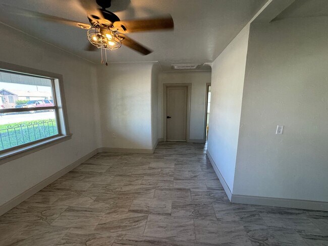 Foto del edificio - 4 Bed 2 Bath Home