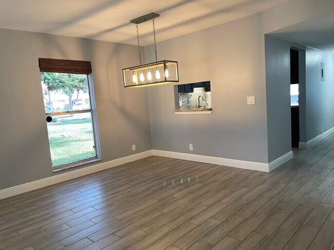 Foto del edificio - Beautifully renovated! 2 Bed, 2 Bath corne...