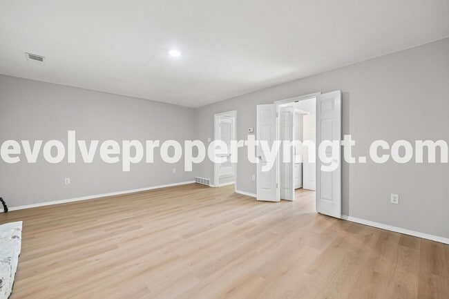 Foto del edificio - 2481 Chiswood St