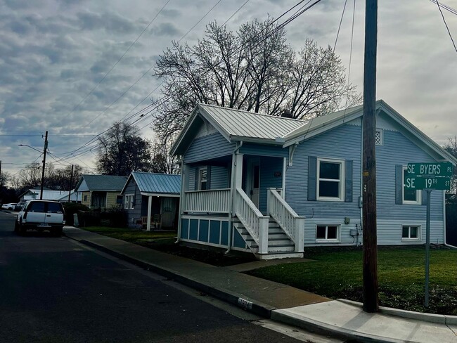 Foto del edificio - Charming 4-Bedroom Home with Office