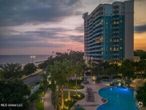 Building Photo - 2228 Beach Dr