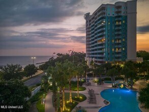 Building Photo - 2228 Beach Dr