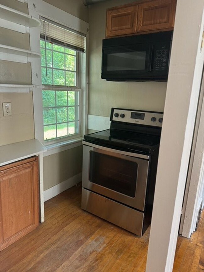 Building Photo - Three- Four Bedroom Home - Heat included! ...