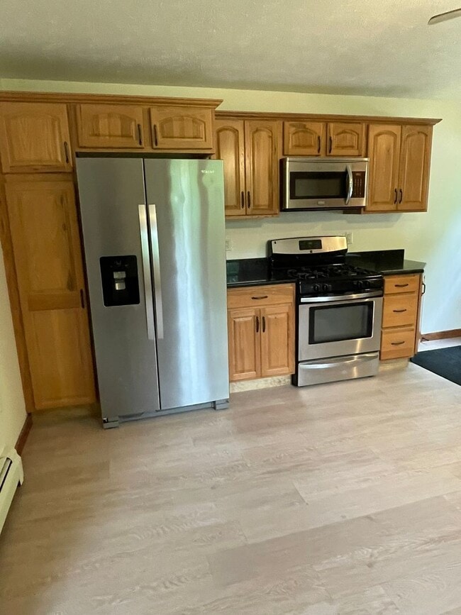 Building Photo - Single Family Home 3 Bed 2 bath available ...