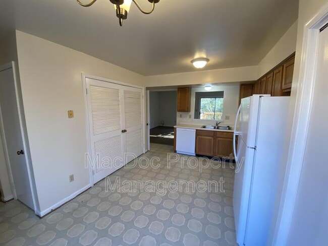 Building Photo - 16128 Clarence Ct