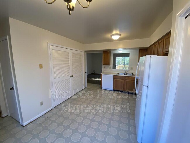 Foto del edificio - 16128 Clarence Ct