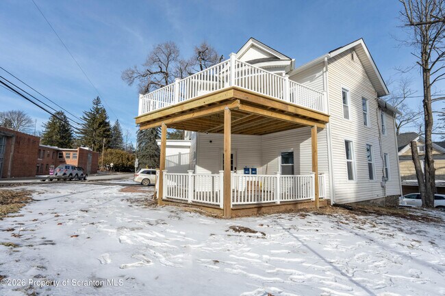 Foto del edificio - 12 Grow Ave